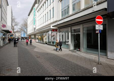 Krefeld, Nordrhein-Westfalen, Deutschland - Krefelder Innenstadt in Zeiten der Koronakrise während der zweiten Schließung sind die meisten Geschäfte geschlossen, einige Geschäfte leer, nur wenige Passanten laufen auf der Hochstraße, der Haupteinkaufsstraße. Stockfoto