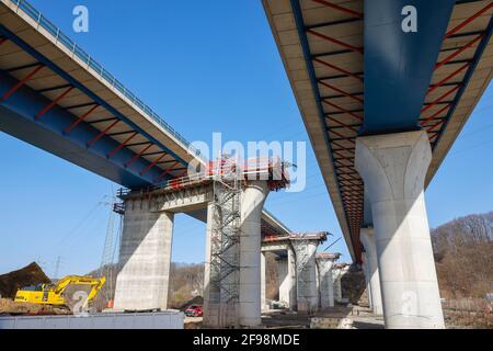 Hagen, Nordrhein-Westfalen, Deutschland - Neubau der Autobahnbrücke A45 Lennetal, die 1000m lange Lennetalbrücke, wird am 5. März mit Hilfe von Hydraulikaggregaten von den provisorischen Pfeilern auf die endgültigen Brückenpfeilern verlegt. Stockfoto