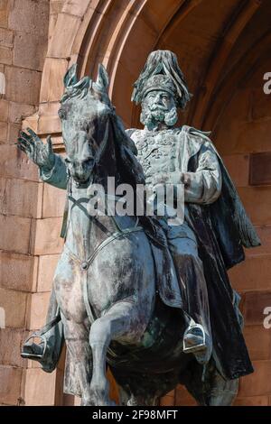 Dortmund, Nordrhein-Westfalen, Deutschland - Kaiser-Wilhelm-Denkmal auf der Hohensyburg wurde das Kaiser-Wilhelm-Denkmal, das 1902 enthüllt wurde, zum Gedenken an den Sieg des Deutschen Reiches im Deutsch-Französischen Krieg von 1870-1871 errichtet und zeigt die Kaiserpferde, die vor einem 34 Meter hohen Turm sitzen. Stockfoto