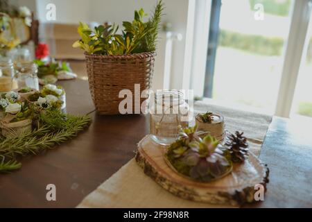High-Angle-Schuss rustikaler Kerzendekoration mit Sukkulenten Pflanzen Stockfoto