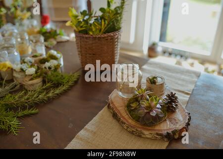 High-Angle-Schuss rustikaler Kerzendekoration mit Sukkulenten Pflanzen Stockfoto