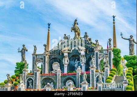 Schöner Brunnen im Inneren der Gärten des Borromeo-Palastes auf der Isola Bella, Italien Stockfoto