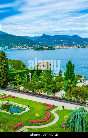 Blick auf die Isola Superiore dei pescatori am Lago Maggiore von den Gärten des palazzo borromeo, Italien Stockfoto