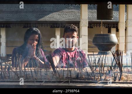 Sri Lanka, Kandy, Sri Dalada Maligawa, der Tempel des heiligen Zahnes, Räucherstäbchen, Paar, Stockfoto