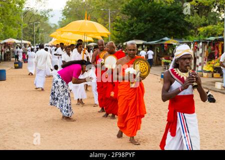 Sri Lanka, Kataragama, Kataragama Tempel, Mönche, Prozession Stockfoto