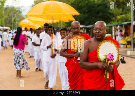 Sri Lanka, Kataragama, Kataragama Tempel, Mönche, Prozession Stockfoto