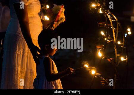 Sri Lanka, Kataragama, Tempel Kataragama, Mutter, Tochter, Opferkerzen, Nacht, Stockfoto