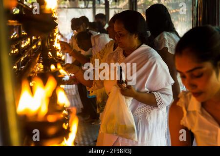 Sri Lanka, Kelaniya, Kelaniya Tempel, Gläubige, Opferkerzen, Stockfoto