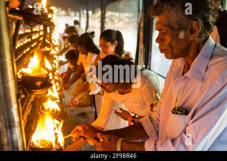 Sri Lanka, Kelaniya, Kelaniya Tempel, Gläubige, Opferkerzen, Stockfoto