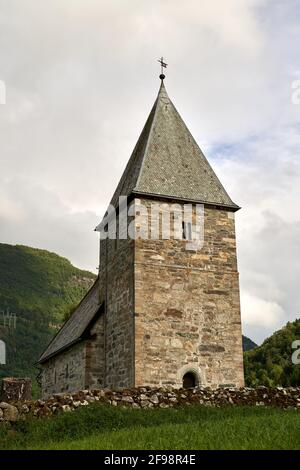 Vikøyri, NORWEGEN - 21. Jul 2020: Hove Church (Norwegisch: Hove kyrkje) ist eine historische Pfarrkirche der Kirche von Norwegen in der Gemeinde Vik in Vestla Stockfoto