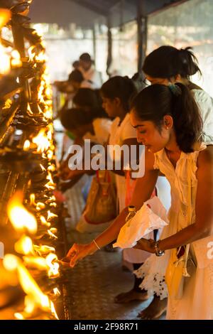 Sri Lanka, Kelaniya, Kelaniya Tempel, Gläubige, Opferkerzen, Stockfoto