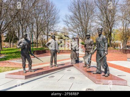 BRISTOL, TN-VA, USA-7. APRIL 2021: Das Bristol Veterans Memorial, auf der Cumberland Street. Stockfoto