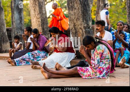 Sri Lanka, Kataragama, Tempel Kataragama, Gläubige, sitzen, Betet, Stockfoto