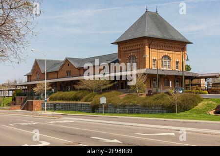 BRISTOL, TN-VA, USA-7 APRIL 2021: Ein historischer Bahnhof, lokal Union Station genannt, erbaut 1902. Es diente bis 1971 Personenzüge. Stockfoto