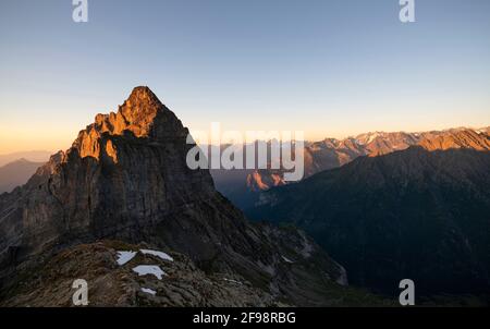 Wilde Berglandschaft bei Sonnenuntergang (Gstellihorn, Berner Alpen). Im Hintergrund die Urer Alpen und der Titlis. Schweiz, Europa Stockfoto