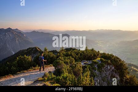 Mann wandert bei Sonnenuntergang in den Bergen bei Bad Hindelang. Allgäuer Alpen, Bayern, Deutschland Stockfoto