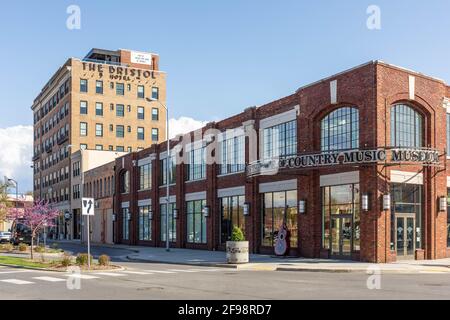 BRISTOL, TN-VA, USA-9. APRIL 2021: Geburtsort des Country Music Museum und das Bristol Hotel auf der linken Seite. Stockfoto