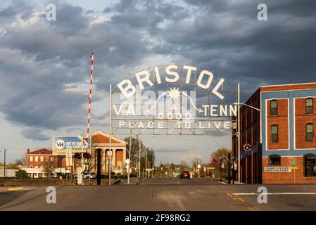 BRISTOL, TN-VA, USA-9 APRIL 2021:das Schild Bristol Virginia-Tennessee, ein Wahrzeichen der Partnerstädte, befindet sich über der State Street. Stockfoto