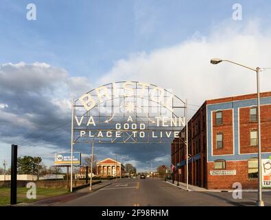 BRISTOL, TN-VA, USA-9 APRIL 2021:das Schild Bristol Virginia-Tennessee, ein Wahrzeichen der Partnerstädte, befindet sich über der State Street. Stockfoto