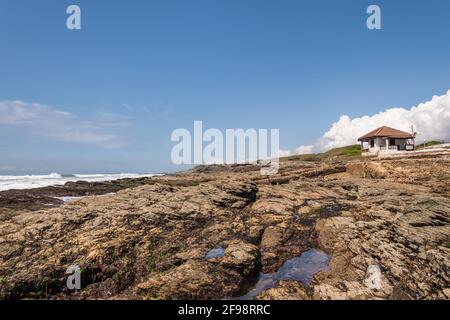 Die goldene Küste Afrikas, wenn die Klippen während der Zeit auftauchen, wenn das Meer die Küste außerhalb der Stadt Accra, Ghana, Westafrika, verlässt. Stockfoto