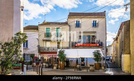 Restaurant im Zentrum des Dorfes Lespignan. Stockfoto