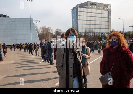 Riga, Lettland. April 2021. Am 16. April 2021 gehen Menschen in ein Massenimmunisierungszentrum für COVID-19 in Riga, Lettland. Lettland hat am Freitag ein Massenimmunisierungszentrum für nicht priorisierte Menschen eröffnet, um Impfungen gegen COVID-19 anzukurieren, teilten die Gesundheitsbehörden mit. Quelle: Edijs Palens/Xinhua/Alamy Live News Stockfoto