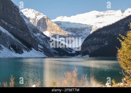 Wintersonnengang über dem malerischen Lake Louise im Banff National Park, Alberta, Kanada Stockfoto