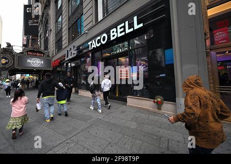 New York, USA. April 2021. Außenansicht des „Digital Only“ Cantina-Restaurants von Taco Bell an der 7th Avenue am Times Square, New York, NY, 16. April 2021. Die Kunden haben Zugriff auf zehn Touchscreen-Menüs, über die sie ihre Lebensmittelbestellungen mit möglichst geringem Kontakt mit Menschen aufgeben und bezahlen können. Die Kunden lassen sich bei der Eingabe die Temperatur überprüfen und werden gebeten, sich für die Kontaktverfolgung in einem Buch zu registrieren. (Foto von Anthony Behar/Sipa USA) Quelle: SIPA USA/Alamy Live News Stockfoto