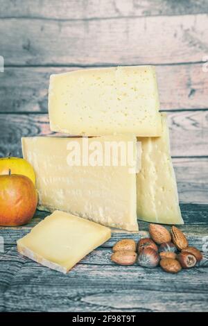 Auswahl an gereiftem Käse, typisch italienischen Produkten, Milchprodukten, Käse Stockfoto