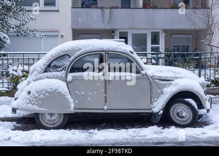 Schneebedeckte Oldtimer-Ente, Deutschland, Euriopa Stockfoto