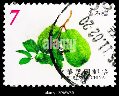 MOSKAU, RUSSLAND - 4. NOVEMBER 2019: Die in China (Taiwan) gedruckte Briefmarke zeigt Psidium guajava, Obstserie, um 2001 Stockfoto