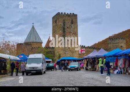 Auf dem Weg zur Stadt Kazbegi können Sie das Schloss Ananuri nicht überspringen. Dieser Komplex am Fluss Aragvi ist eines der am besten geschützten Denkmäler in Georgien. Stockfoto