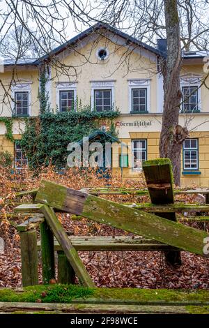 Lost Place, bewachsener Biergarten mit moosbedeckten Sitzbereichen, Gasthof Obermühltal, Bayern, Deutschland, Europa Stockfoto