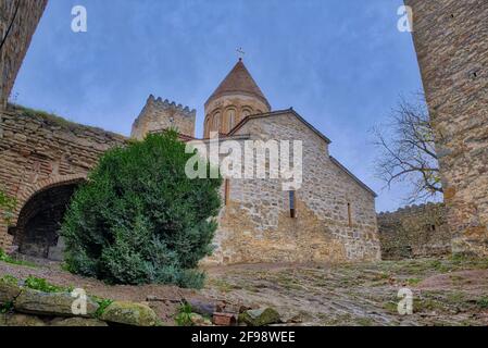 Auf dem Weg zur Stadt Kazbegi können Sie das Schloss Ananuri nicht überspringen. Dieser Komplex am Fluss Aragvi ist eines der am besten geschützten Denkmäler in Georgien. Stockfoto