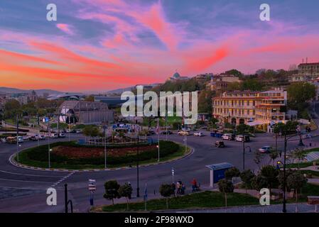 Die Stadt ist eine glorreiche Verschmelzung von Architekturen mit europäischen und asiatischen Einflüssen. Tiflis Altstadt ist kompakt, obwohl hügelig und es ist e Stockfoto