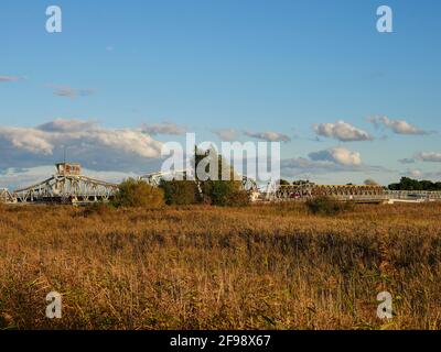 Meininger Brücke am Bodstedter Bodden bei Zingst am Abend, Nationalpark Lagune Vorpommern, Mecklenburg-Vorpommern, Deutschland Stockfoto