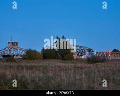 Meininger Brücke am Bodstedter Bodden bei Zingst am Abend, Nationalpark Lagune Vorpommern, Mecklenburg-Vorpommern, Deutschland Stockfoto