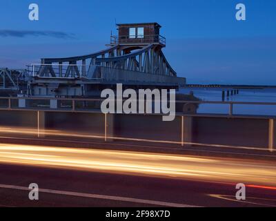 Meininger Brücke am Bodstedter Bodden bei Zingst am Abend, Nationalpark Lagune Vorpommern, Mecklenburg-Vorpommern, Deutschland Stockfoto