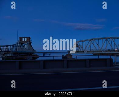 Meininger Brücke am Bodstedter Bodden bei Zingst am Abend, Nationalpark Lagune Vorpommern, Mecklenburg-Vorpommern, Deutschland Stockfoto