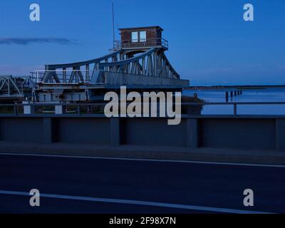 Meininger Brücke am Bodstedter Bodden bei Zingst am Abend, Nationalpark Lagune Vorpommern, Mecklenburg-Vorpommern, Deutschland Stockfoto