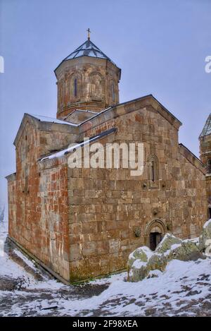 Die Dreifaltigkeitskirche Gergeti ist der beliebte Name der Dreifaltigkeitskirche in der Gegend des Dorfes Gergeti. Die Kirche befindet sich am rechten Ufer des r Stockfoto