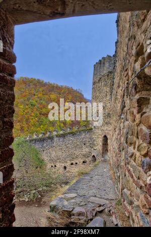 Auf dem Weg zur Stadt Kazbegi können Sie das Schloss Ananuri nicht überspringen. Dieser Komplex am Fluss Aragvi ist eines der am besten geschützten Denkmäler in Georgien. Stockfoto
