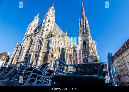 Wien, gestapelte Restaurantstühle wegen Schließung durch COVID-19, Stephansdom (St. Stephansdom) im Jahr 01. Altstadt, Wien / Wien, Österreich Stockfoto