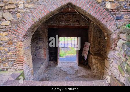 Auf dem Weg zur Stadt Kazbegi können Sie das Schloss Ananuri nicht überspringen. Dieser Komplex am Fluss Aragvi ist eines der am besten geschützten Denkmäler in Georgien. Stockfoto