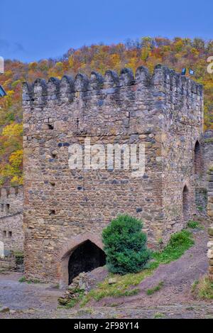 Auf dem Weg zur Stadt Kazbegi können Sie das Schloss Ananuri nicht überspringen. Dieser Komplex am Fluss Aragvi ist eines der am besten geschützten Denkmäler in Georgien. Stockfoto