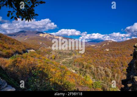 Ein weiteres cooles, also nicht sehr beliebtes Tourismusobjekt in Georgien - Ujarma Festung, etwa 45 km östlich am Straßenrand gelegen, der Telavi mit dem n verbindet Stockfoto