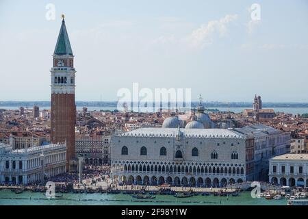 Blick auf Skyline von St. Marks Platz mit Campanile und Dogenpalast Venedig Stockfoto