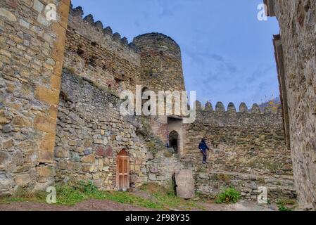Auf dem Weg zur Stadt Kazbegi können Sie das Schloss Ananuri nicht überspringen. Dieser Komplex am Fluss Aragvi ist eines der am besten geschützten Denkmäler in Georgien. Stockfoto