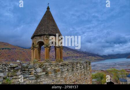Auf dem Weg zur Stadt Kazbegi können Sie das Schloss Ananuri nicht überspringen. Dieser Komplex am Fluss Aragvi ist eines der am besten geschützten Denkmäler in Georgien. Stockfoto