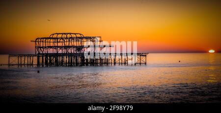 Alter Brighton Pier im Sonnenuntergang - Reisefotografie Stockfoto